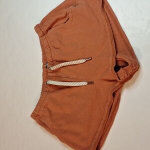 #142 Women’s XS Vuori sunny side shorts B1493